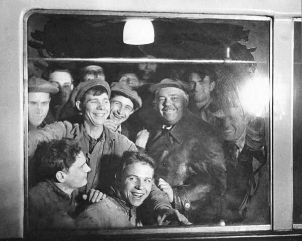 کارگران متروی مسکو، اولین مسافران مترو سال 1935، مسکو - اسپوتنیک ایران  