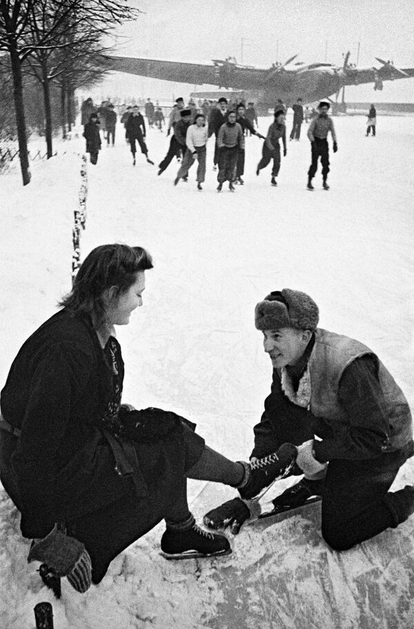 در زمین اسکیت روی یخ، سال 1939، مسکو - اسپوتنیک ایران  