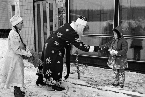 بابا سرما و دختر برفی در خیابان ،1985،مسکو - اسپوتنیک ایران  