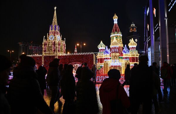 تزیینات سال نو  در نزدیکی مرکز تجاری « اروپا» در مسکو - اسپوتنیک ایران  