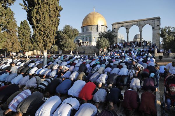 مسلمانان فلسطینی در حال برگزاری نماز در مسجد قدس در اورشلیم - اسپوتنیک ایران  
