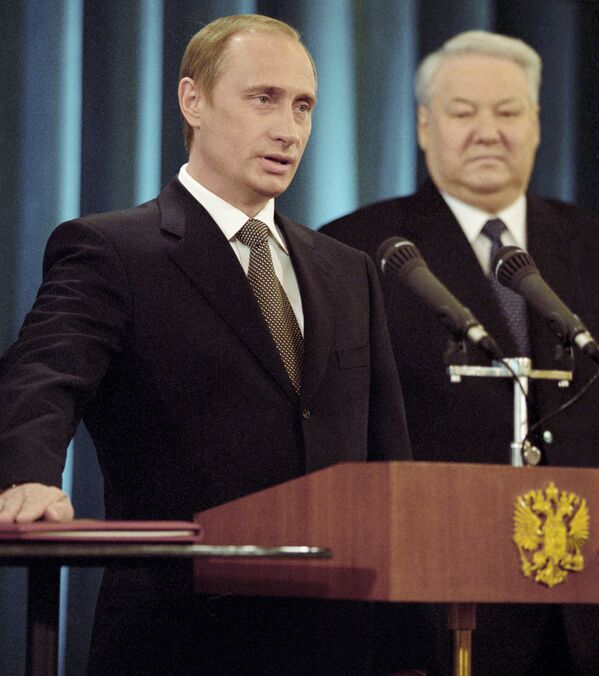 ولادیمیر پوتین در مراسم ادای سوگند ریاست جمهوری فدراسیون روسیه در سال 2000 در کنار باریس یلتسین - اسپوتنیک ایران  
