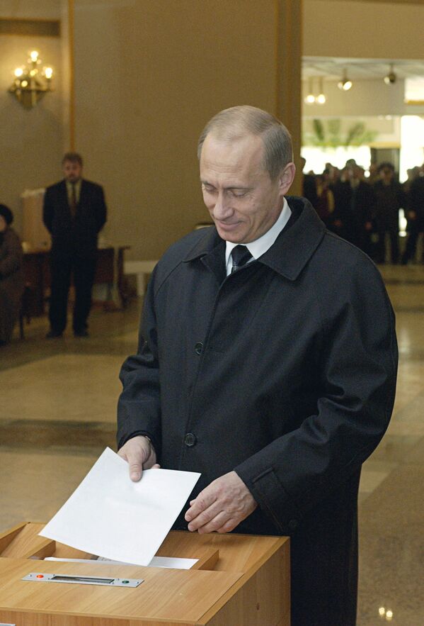رئیس جمهور روسیه ولادیمیر پوتین در هنگام  شرکت در انتخابات ریاست جمهوری در سال 2004 - اسپوتنیک ایران  