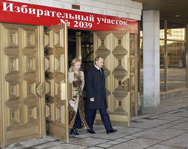 ولادیمیر پوتین رئیس جمهور روسیه و همسر وی لودمیلا پوتین در انتخابات ریاست جمهوری سال 2004 - اسپوتنیک ایران  