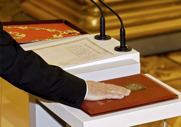 مراسم ادای سوگند ولادیمیر پوتین رئیس جمهور روسیه در سال 2004 - اسپوتنیک ایران  