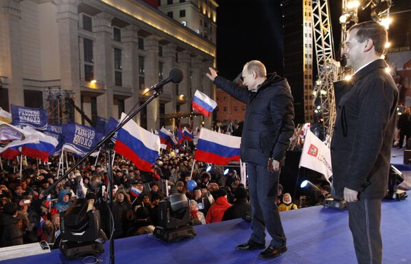 کاندیدای ریاست جمهوری  ولادیمیر پوتین  و دیمیتری مدودیف رئیس جمهور در سال 2012 در میدان سرخ - اسپوتنیک ایران  