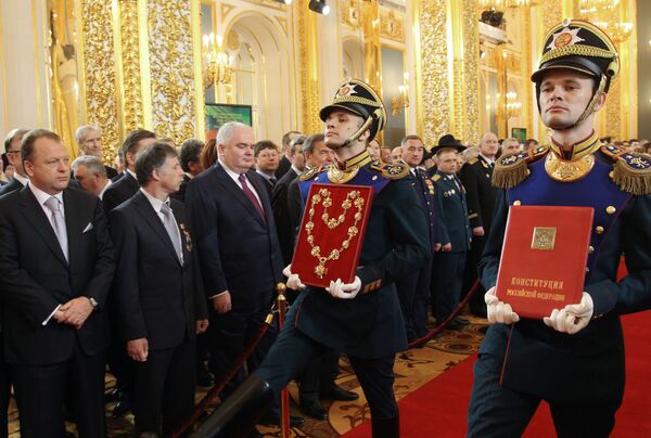 جلدی خاص از قانون اساسی  سال 1993 روسیه در مراسم انتقال ریاست جمهوری در سال 2012 - اسپوتنیک ایران  