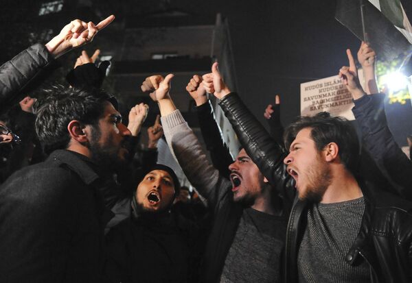 معترضان به تصمیم دونالد ترامپ در مقابل کنسولگری آمریکا در استانبول - ترکیه - اسپوتنیک ایران  
