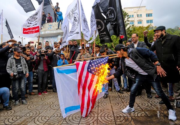 آتش زدن پرچم آمریکا از سوی معترضان فلسطینی در غزه - اسپوتنیک ایران  