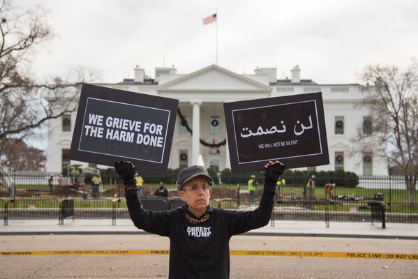یک زن معترض به تصمیم ترامپ در مورد اورشلیم در مقابل کاخ سفید - واشنگتن - اسپوتنیک ایران  