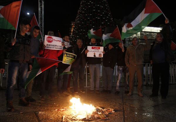 آتش زدن تصاویر ترامپ از سوی معترضان فلسطینی - اسپوتنیک ایران  