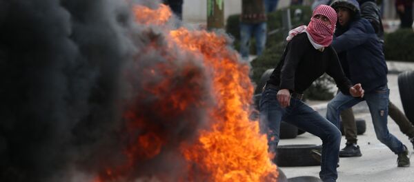 معترضان در بیت لحم پرچم اسرائیل را سوزاندند و خیابان را مسدود کردند معترضان در بیت لحم پرچم اسرائیل را سوزاندند و خیابان را مسدود کردند - اسپوتنیک ایران