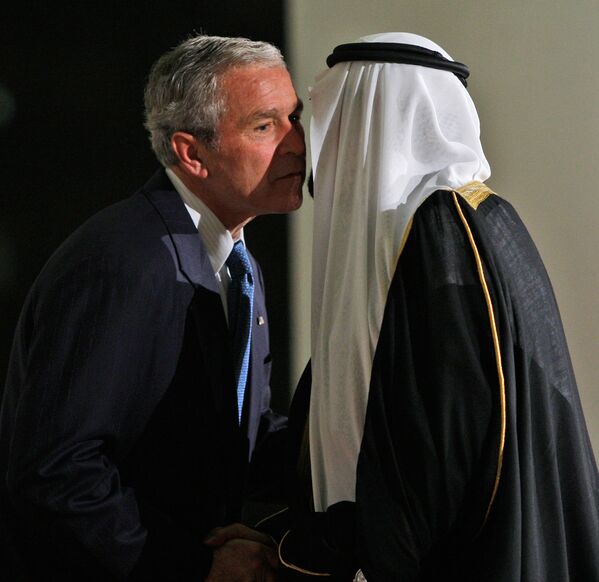 طرز احوالپرسی جرج بوش با ملک عبدالعزیز، سال 2008،واشنگتن - اسپوتنیک ایران  