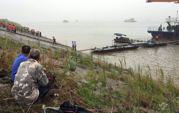 مردم در حال تماشای کمک رسانی و عملیات جستجو در رودخانه یانتسزی - اسپوتنیک ایران  
