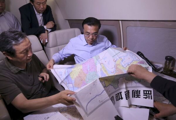 لی کتسیان نخست وزیر چین در حال بررسی نقشه عملیات جستجو در رودخانه یانتسزی - اسپوتنیک ایران  