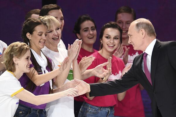 ولادیمیر پوتین در مراسم اهدای جوایز « داوطلبین روسیه ۲۰۱۷» در کاخ ورزش « مگا اسپرت» در مسکو - اسپوتنیک ایران  