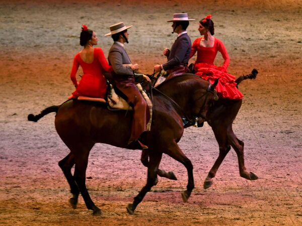 سوارکاران اسپانیایی گروه «Cordoba Ecuestre» در حال اجرای برنامه با اسب های اندلوسی در میدان لاسلو پاپو بوداپشت، مجارستان - اسپوتنیک ایران  