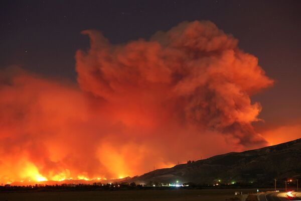 دود از آتش سوزی جنگل در آسمان شب، کالیفرنیا، آمریکا - اسپوتنیک ایران  