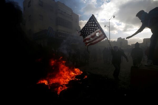 فلسطینی ها پرچم آمریکا را در درگیری با پلیس اسرائیل آتش می زنند - اسپوتنیک ایران  