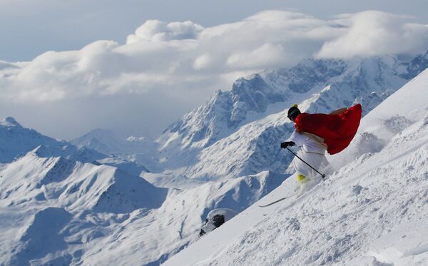 اسکی باز با لباس بابانوئیل در کوه های برفی وربه ، سوئیس - اسپوتنیک ایران  