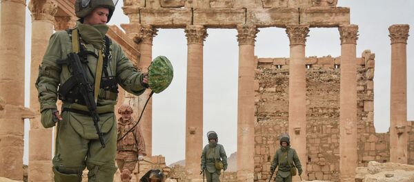 نظامیان روسیه در پالمیرا نظامیان روسیه در پالمیرا - اسپوتنیک ایران