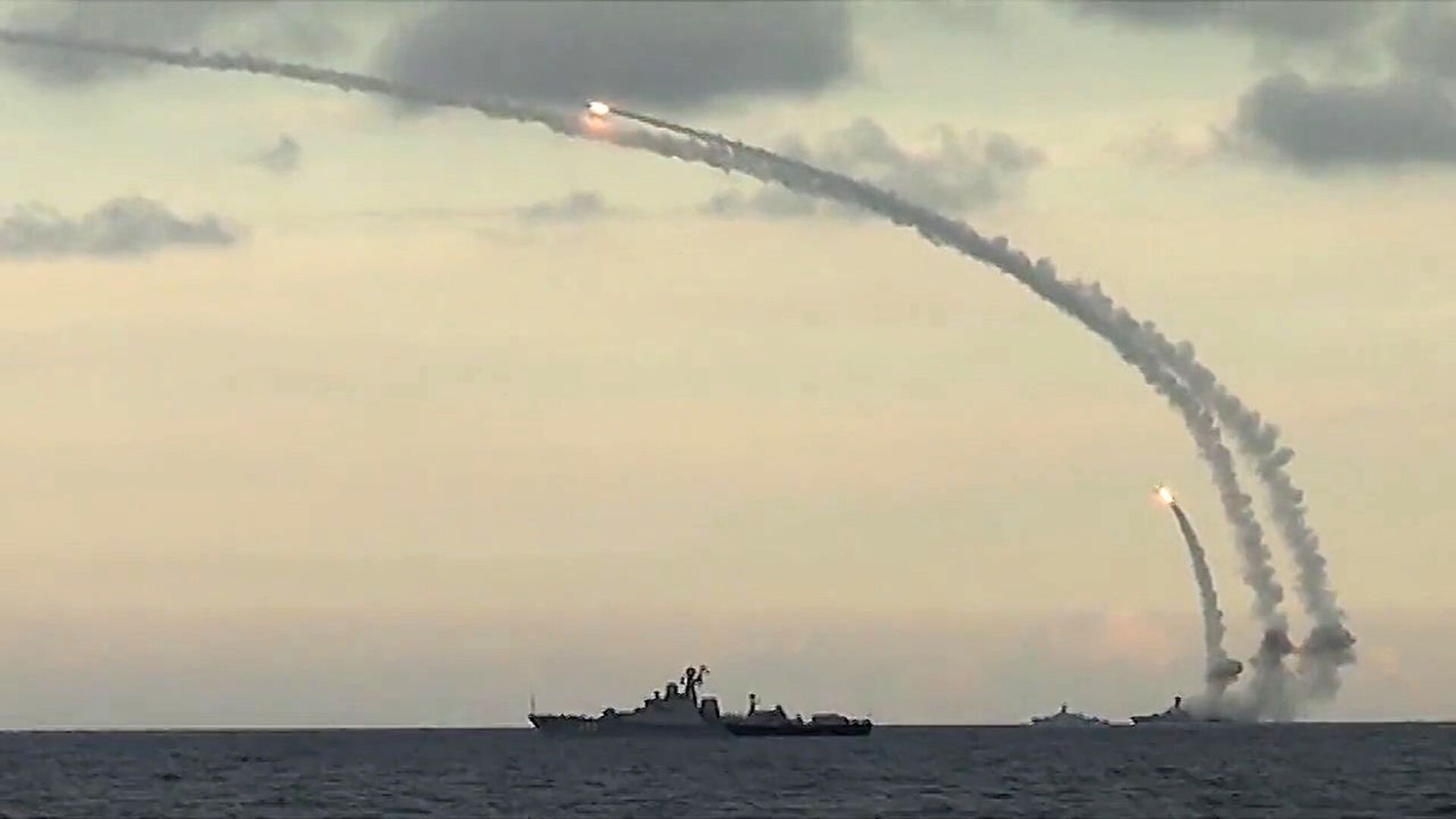 حمله ناو نیروی دریایی روسیه در دریای سیاه به تأسیسات نظامی  اوکراین با موشک های کالیبر - اسپوتنیک ایران  , 1920, 22.04.2022