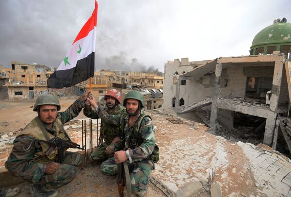 سربازان  ارتش سوریه خوشحال از آزادی پالمیرا - اسپوتنیک ایران  