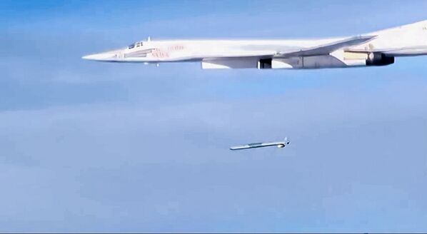 پرتاب موشک بالدار ایکس-101 از بمب افکن تو-160 روسی - اسپوتنیک ایران  