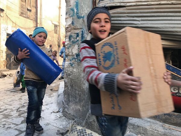 کمک بشردوستانه به محله های شرقی حلب - اسپوتنیک ایران  
