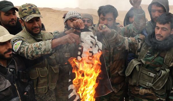 رزمندگان سوریه در حال آتش زدن پرچم داعش - اسپوتنیک ایران  