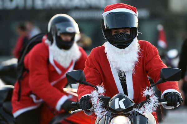 موتورسواران با لباس بابانوئل در مارسی، فرانسه - اسپوتنیک ایران  