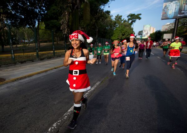 دختری با لباس بابانوئل در ونزوئلا - اسپوتنیک ایران  