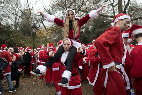 مردم با لباس بابانوئل در لندن - اسپوتنیک ایران  