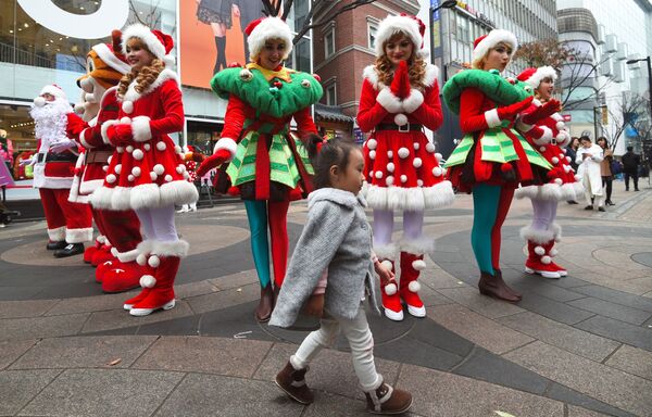 دختران با لباس بابانوئل در خیابان های سئول - اسپوتنیک ایران  