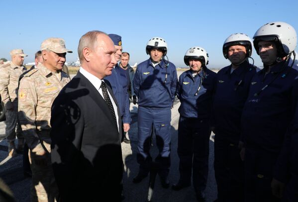 ولادیمیر پوتین رئیس جمهور روسیه با سربازان در پایگاه هوایی حمیمیم در سوریه صحبت می کند - اسپوتنیک ایران  