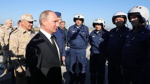 Президент РФ Владимир Путин общается с военнослужащими во время посещения авиабазы Хмеймим в Сирии - اسپوتنیک ایران  