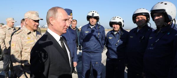 Президент РФ Владимир Путин общается с военнослужащими во время посещения авиабазы Хмеймим в Сирии Президент РФ Владимир Путин общается с военнослужащими во время посещения авиабазы Хмеймим в Сирии - اسپوتنیک ایران