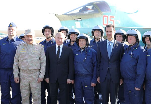 ولادیمیر پوتین رئیس جمهور روسیه و رئیس جمهور سوریه بشار اسد به همراه سربازان روسیه در حال بازدید از پایگاه هوایی حمیمیم در سوریه - اسپوتنیک ایران  