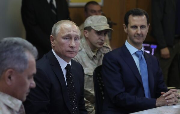 ولادیمیر پوتین رئیس جمهور روسیه و بشار اسد رئیس جمهور سوریه در حال بازدید از پایگاه هوایی حمیمیم در سوریه - اسپوتنیک ایران  