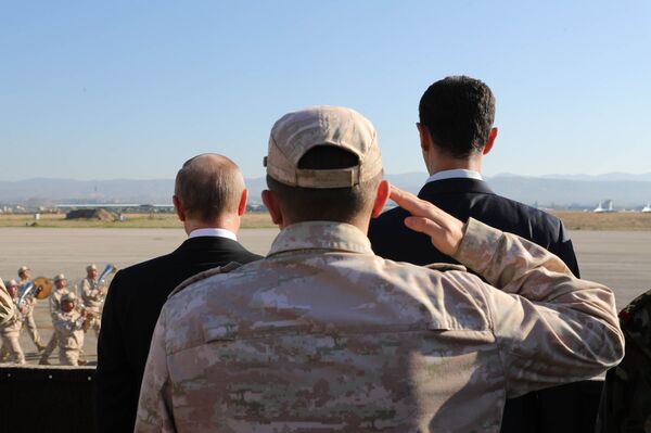 ولادیمیر پوتین رئیس جمهور روسیه و بشار اسد رئیس جمهور سوریه در حال بازدید از پایگاه هوایی حمیمیم در سوریه - اسپوتنیک ایران  