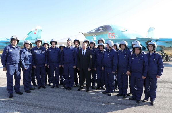 ولادیمیر پوتین رئیس جمهور روسیه در حال بازدید از پایگاه هوایی حمیمیم در سوریه - اسپوتنیک ایران  