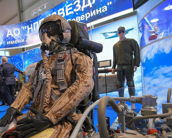 صندلی پرتاب و لباس خلبان جنگنده نسل پنجم تی -50 - اسپوتنیک ایران  