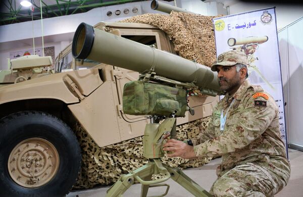 ظامی ارتش کویت در کنار مدل صادراتی سامانه موشکی ضد تانک روسی کورنت -ا در نمایشگاه بین المللی تسلیحات و تجهیزات نظامی  Gulf Defence & Aerospace-2017 در کویت - اسپوتنیک ایران  