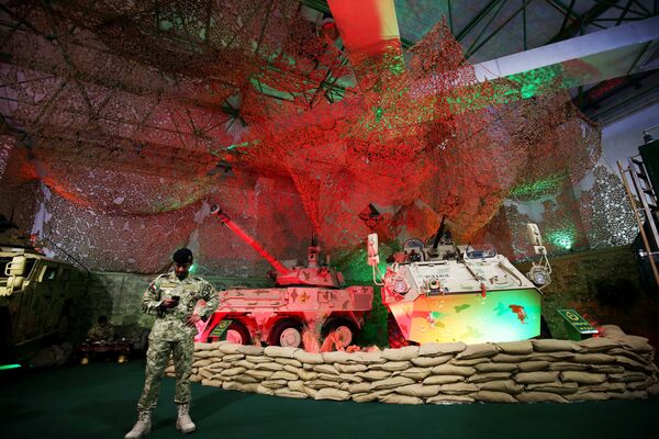 یک ماشین نظامی در نمایشگاه بین المللی تسلیحات و تجهیزات نظامی  Gulf Defence & Aerospace-2017 در کویت - اسپوتنیک ایران  