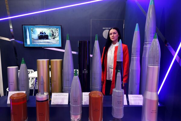 استند مهمات و گلوله های سنگین روسیه در نمایشگاه بین المللی تسلیحات و تجهیزات نظامی  Gulf Defence & Aerospace-2017 در کویت - اسپوتنیک ایران  