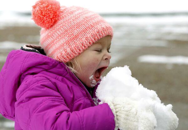 دختربچه در حال خوردن برف در شهر جکسون ایالت می سی سی پی آمریکا - اسپوتنیک ایران  