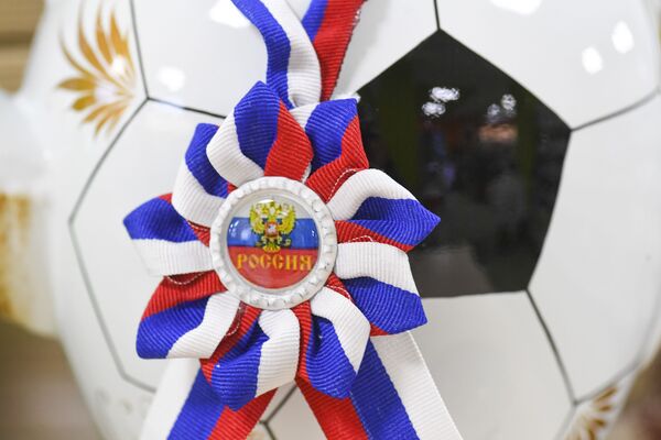 پرچم روسیه بر روی سوغاتی جام جهانی 2018 - اسپوتنیک ایران  