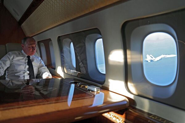 ولادیمیر پوتین، رئیس‌جمهور روسیه در هواپیمای ریاست‌جمهوری در جریان پرواز به پایگاه هوایی حمیمیم در سوریه. - اسپوتنیک ایران  