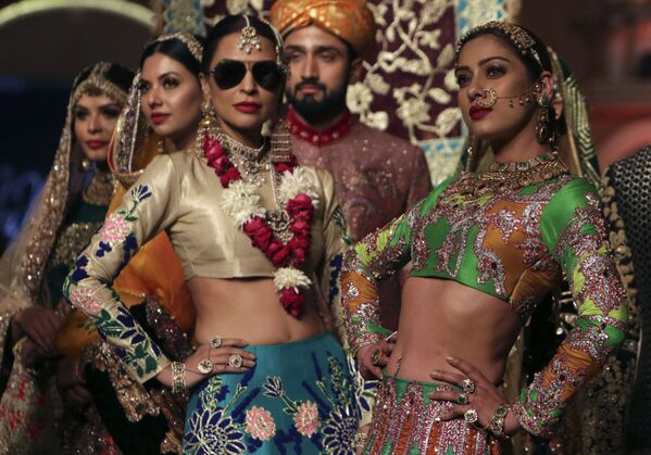 مدل ها در حال نمایش کلکسیون علی خیشان درPantene Hum Bridal Couture Week در لاهور پاکستان - اسپوتنیک ایران  