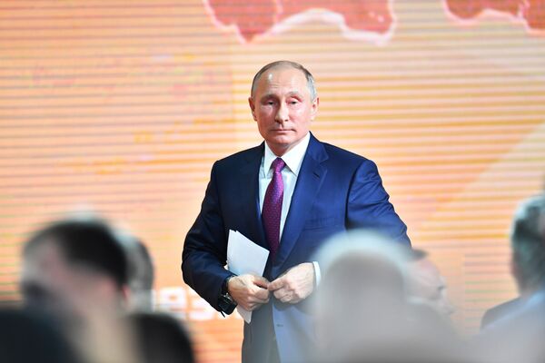 ولادیمیر پوتین ، رئیس جمهور روسیه پس از کنفرانس بزرگ خبری سالانه در مرکز تجارت بین المللی در مسکو - اسپوتنیک ایران  